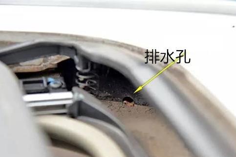 这3个小孔看似不起眼，一旦被堵，再好的车也将锈成铁架子