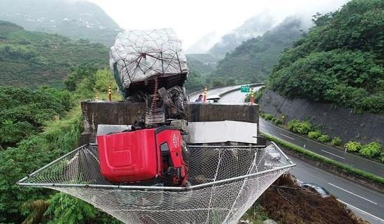 它被称为“死亡公路”，长达27公里的下坡，令多数车主闻风丧胆!