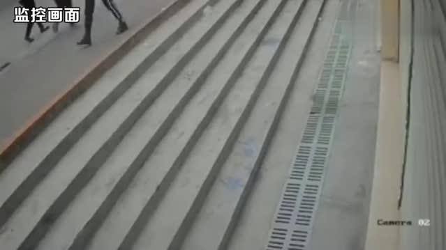 多名行人被当场撞飞！监拍跑车冲上人行道撞人致死伤