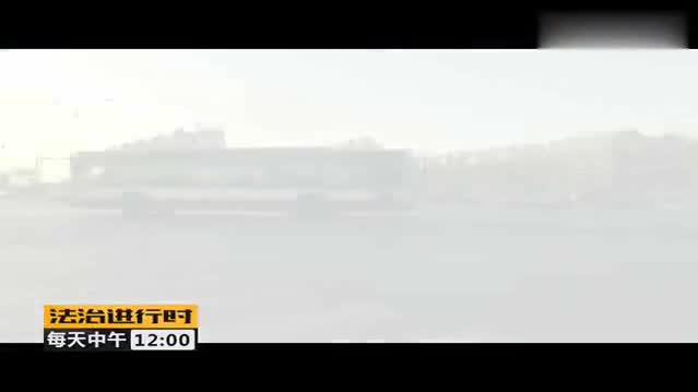 奥迪顶着帕萨特开了分钟，然后又撞飞一辆出租车