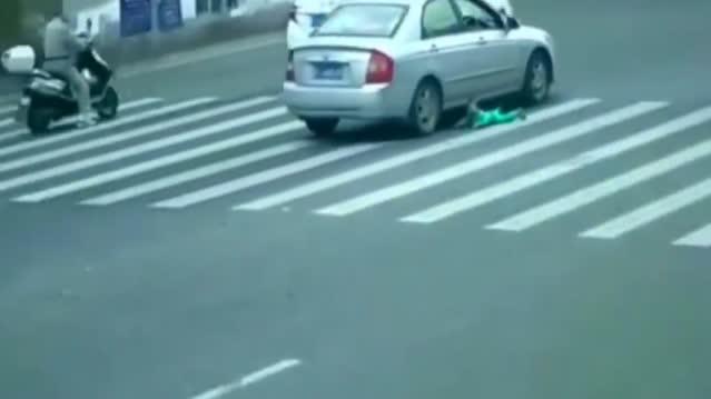 粗心大意妈妈把孩子掉路中间，出租车刹车及时不然后果不堪设想