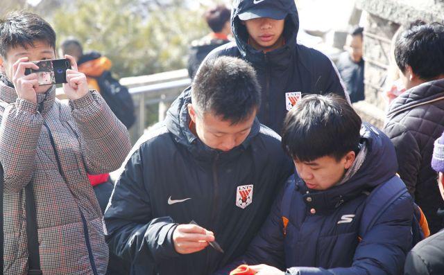 山东鲁能全队登泰山祈福,希望在2019赛季获得