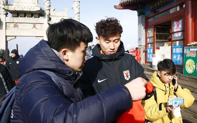 山东鲁能全队登泰山祈福,希望在2019赛季获得