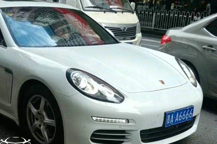 老干妈“儿媳”的座驾，车型价值135万，牌照值一辆中级车