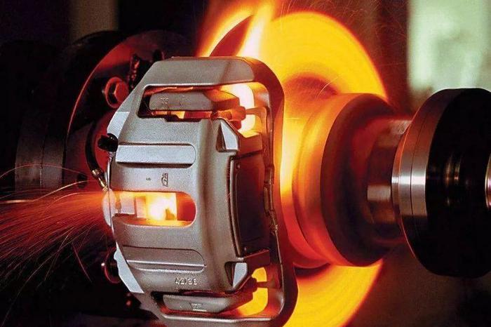 没有了发动机，电动汽车靠什么提供刹车助力？