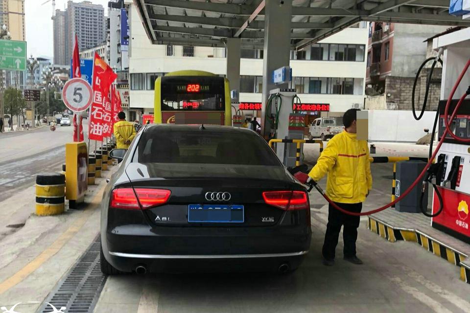 同样是车，为何“加油口”位置不一样？有的加油口油耗子都找不到