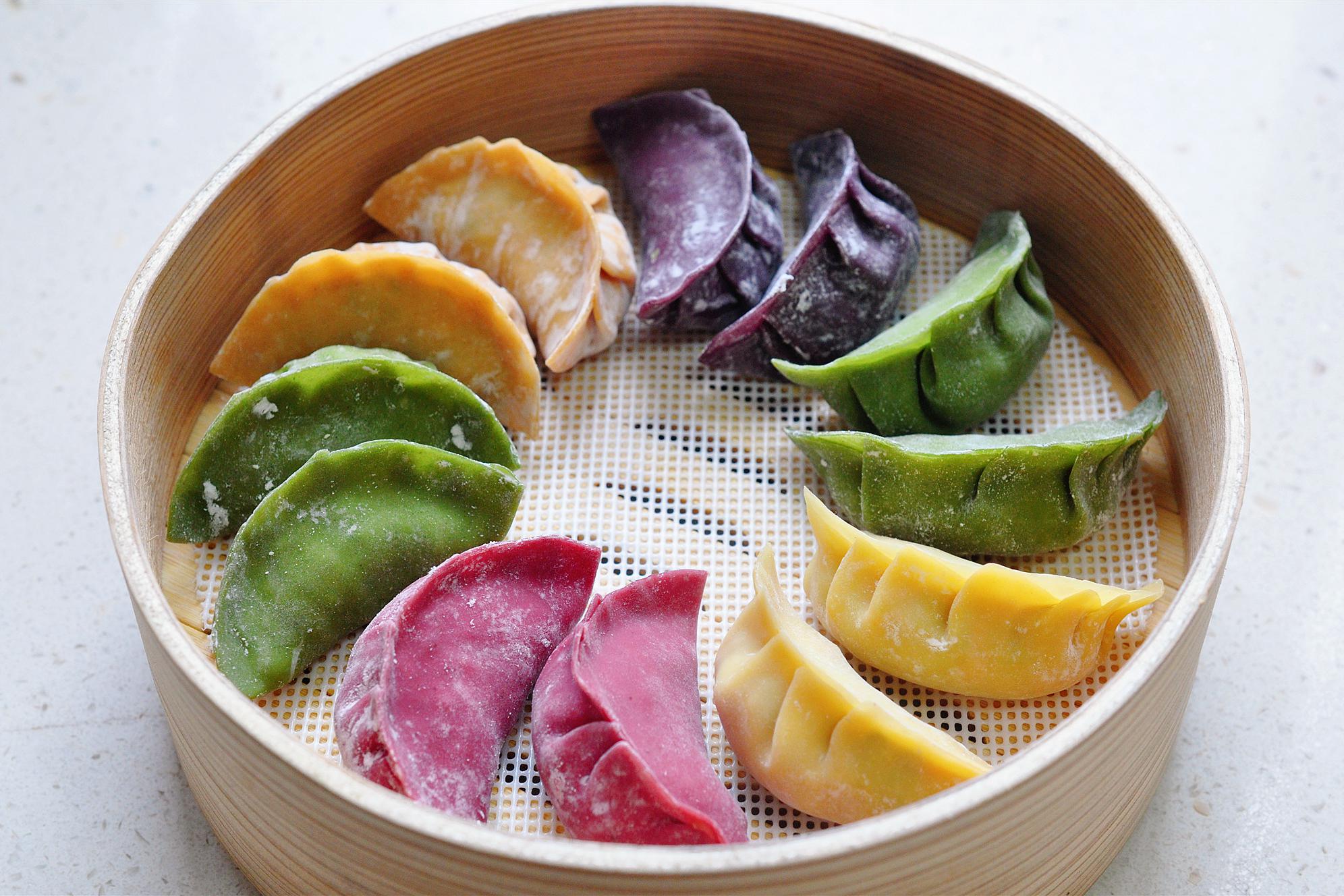 五彩饺子是采用各种蔬菜汁与面粉调和