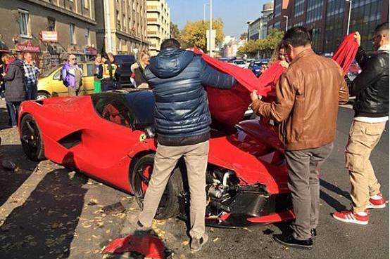 男子开2250万豪车接女友，按下“死亡模式”，豪车直接撞毁！