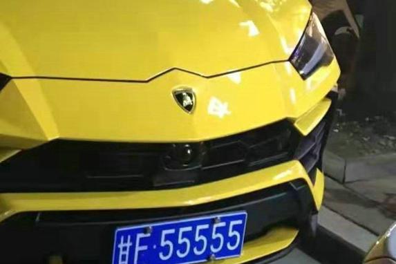 偶遇地表最强SUV，车牌值195万，网友：真正的牛车配牛牌