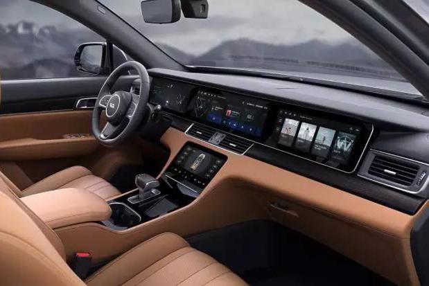 它充满电能跑两个省，车长5米+四块大液晶屏，传统车型的终结者！