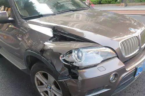 宝马把雷克萨斯车门撞断，却要雷克萨斯负全责？