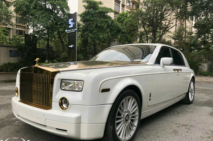 劳斯莱斯标配雨伞，为何位置不一样？王思聪“雨夜”上车给了答案