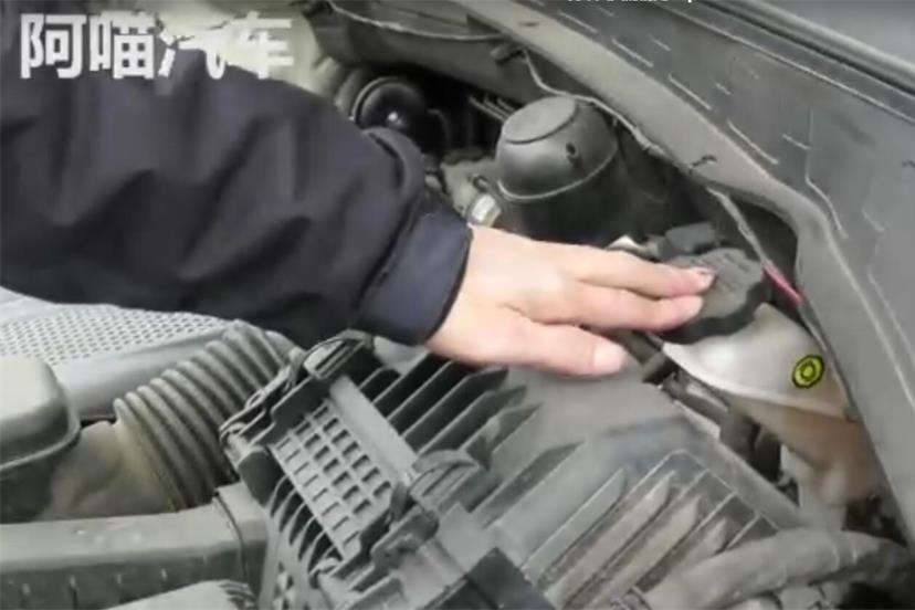 新手司机学学，汽车刹车系统这样检查，出行安全更有保障