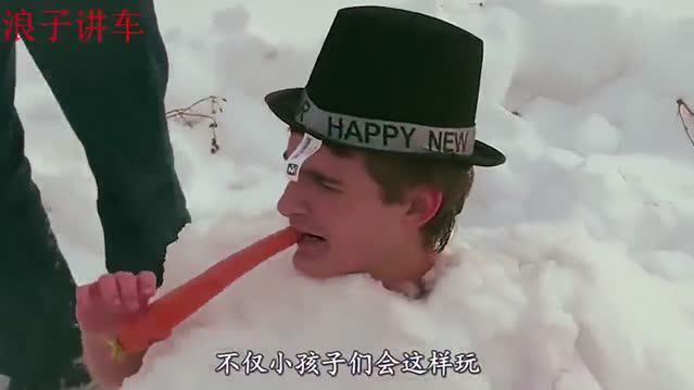 老外在敞篷车后座堆几米高雪人，加速后猛刹车，副驾驶的人就悲剧