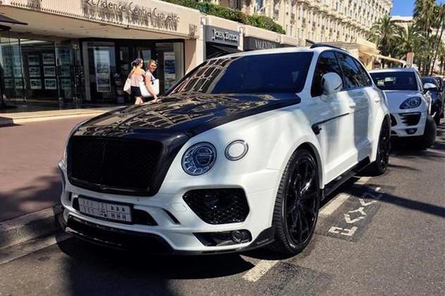 最帅“宾利添越”亮相，黑白双色车身，比奔驰G好看，马力700匹!