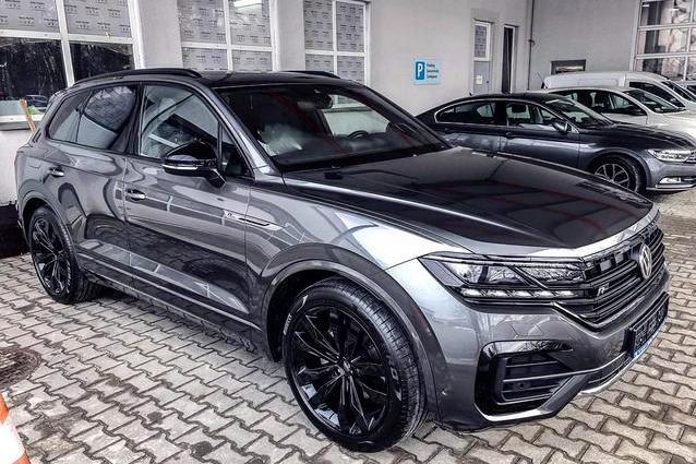 大众最帅“途锐”亮相，深灰色车身，配四驱+空气悬架，马力421匹