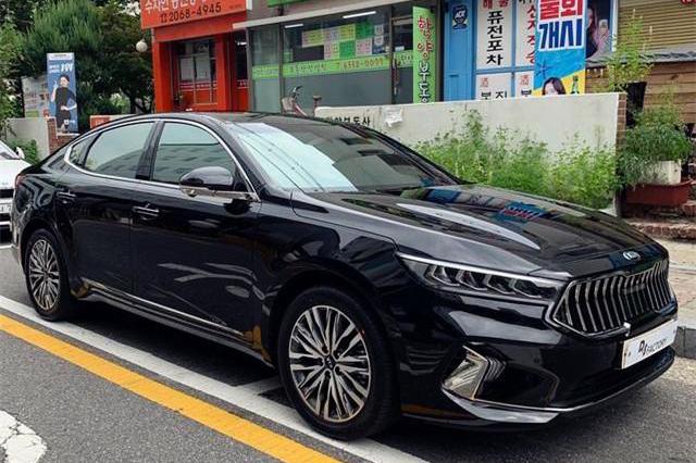 起亚又一“硬货”亮相，车长近5米，看完尾灯，网友问：是A8吗？