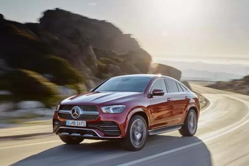 奔驰给中期改款的GLE Coupe拍了一段宣传片，然后看完我笑出声了