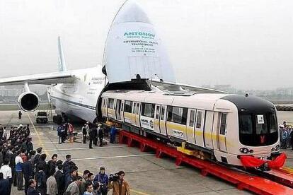 乌克兰一架最大的飞机，能运输火车，加满油需200万！