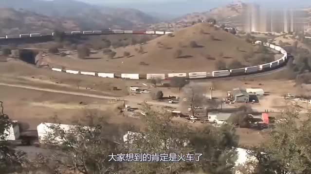 这卡车连火车都敬它三分，世界最长，网友转弯怎么办