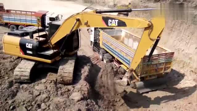 卡特挖掘机装载沙土，卡车是限了装载高度吗