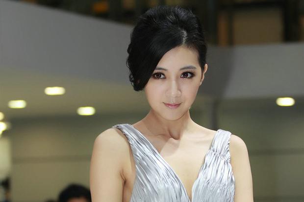 世界级顶级宝马车模车展秀美腿