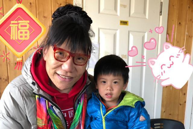 52岁女巨人郑海霞抱朋友的小孩，母性尽显，与丈夫结婚9年仍无孩