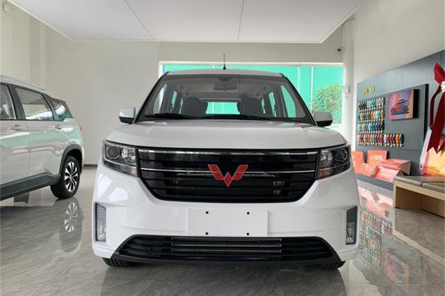 经典神车五菱宏光再出新版PLUS，后备箱空间超2米