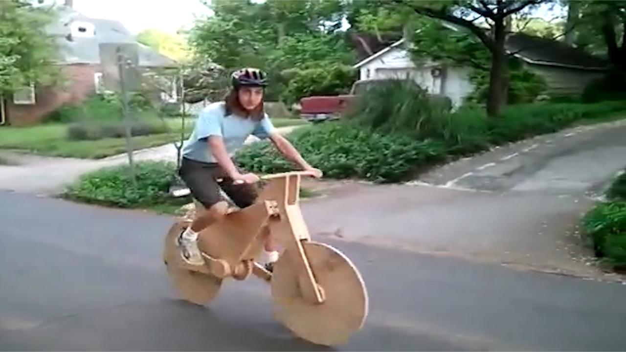 9岁学生用木头自行车造出自行车