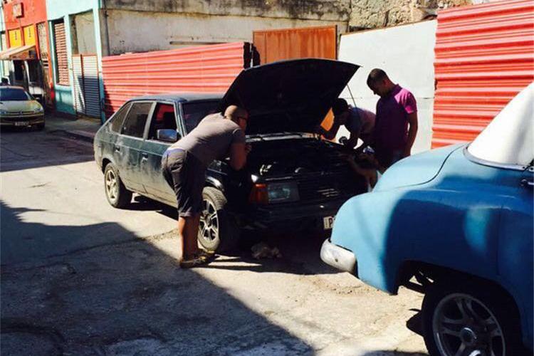 家用车保养与维修时，应该去正规4S店，还是去路边修车店？