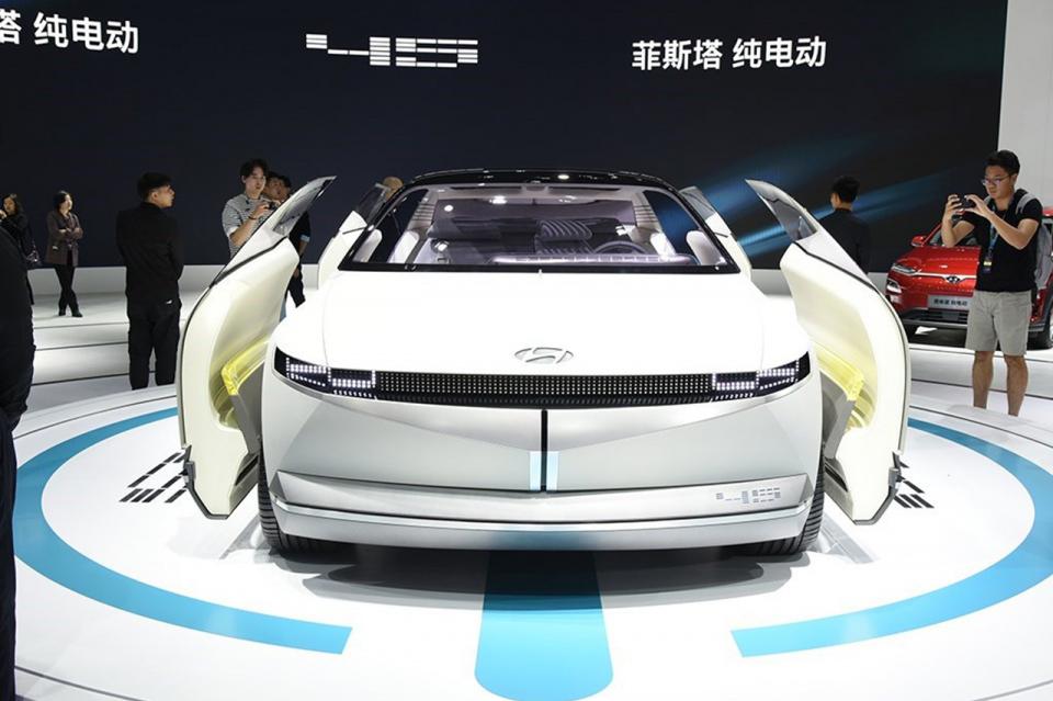 这款现代的概念车有点特斯拉皮卡的意思，C柱45度灵感源于飞机