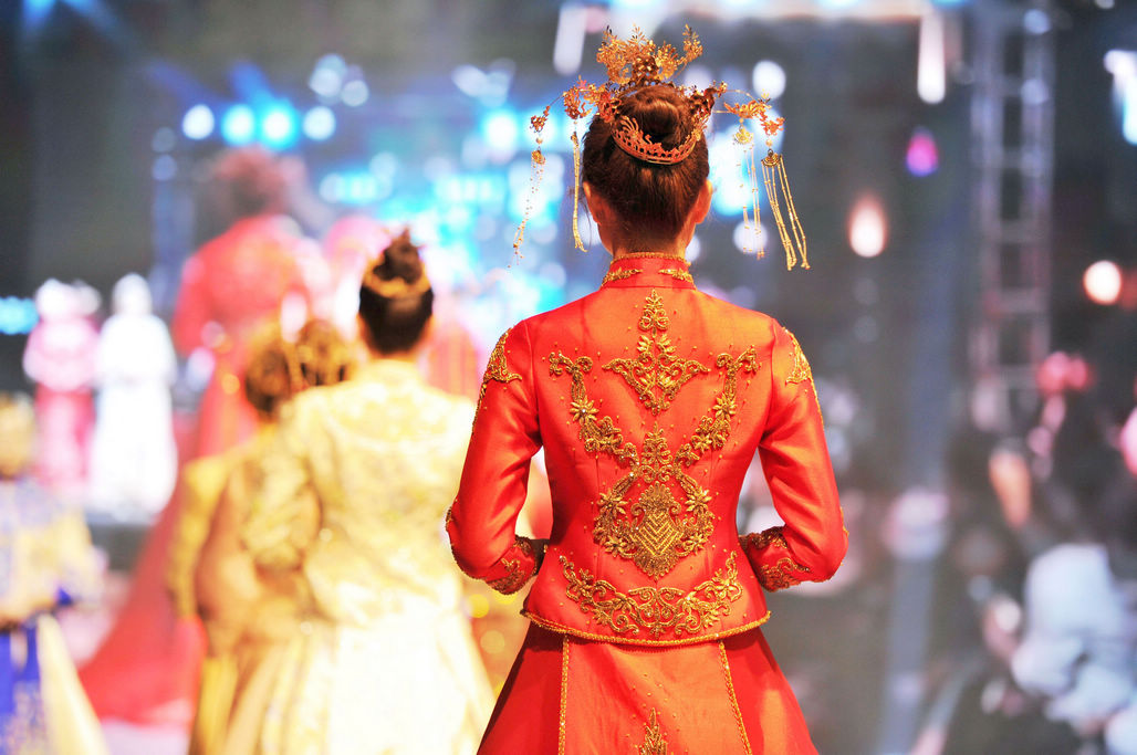 初夏周末夜晚 青岛海滨婚纱礼服秀起来 中式礼