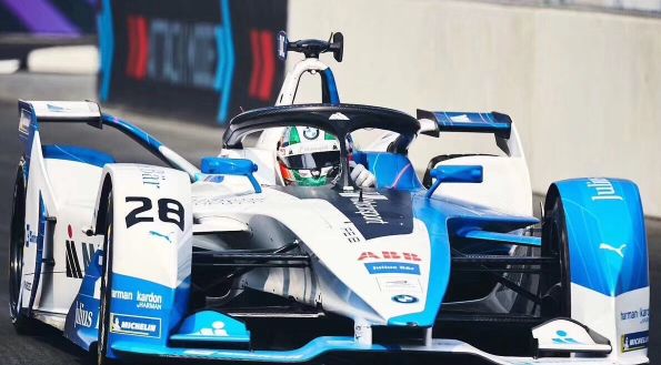 捷豹赛车野性的气息，安稳的赛车性能很好，十分吸睛