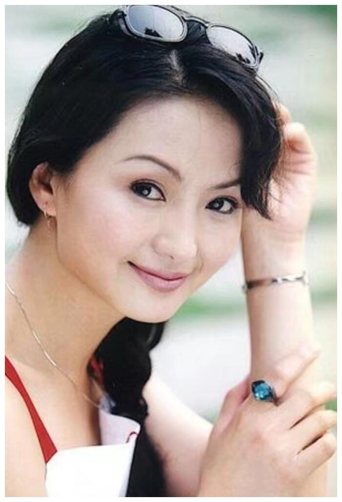 盘点那些红颜薄命的女演员,方瑜穿婚纱下葬,香妃因车祸去世
