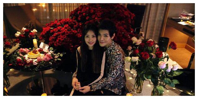 向佐与郭碧婷恋爱一周年甜蜜庆祝，网友问：这有多少朵花？