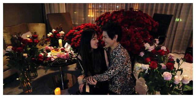 向佐与郭碧婷恋爱一周年甜蜜庆祝，网友问：这有多少朵花？