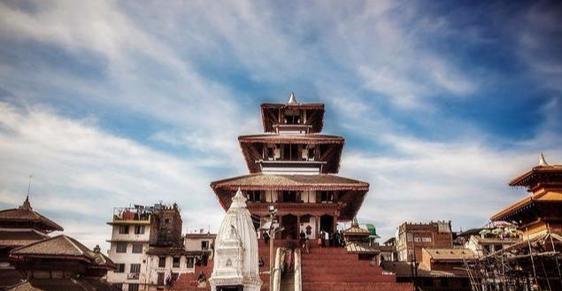 继越南后,尼泊尔也开始贴出中文标识,这次的内