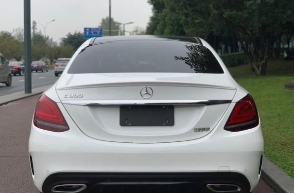 小伙花44万元买到奔驰C300运动版,车尾四字一直不愿意扣