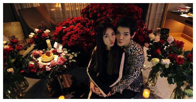 向佐与郭碧婷恋爱一周年甜蜜庆祝，网友问：这有多少朵花？
