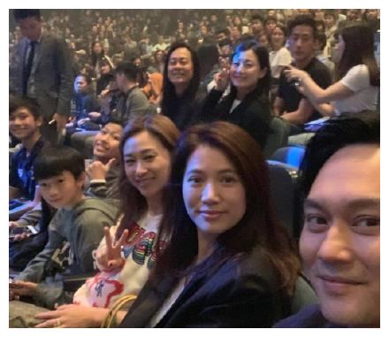 袁咏仪张智霖与白雪仙同框,16岁成名粤剧界,91岁高龄仍气质娴雅