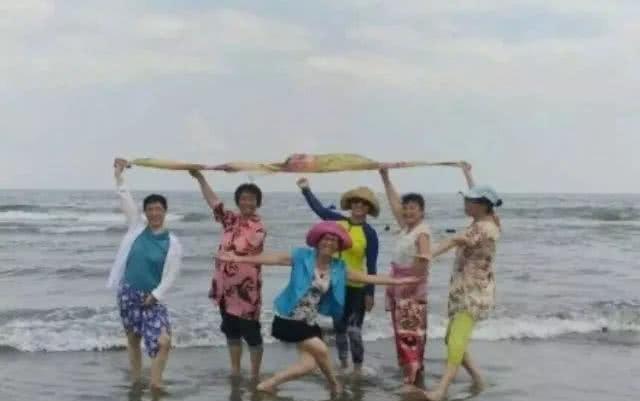 中国大妈又在国外作妖?迪拜海滩上晒丝巾引