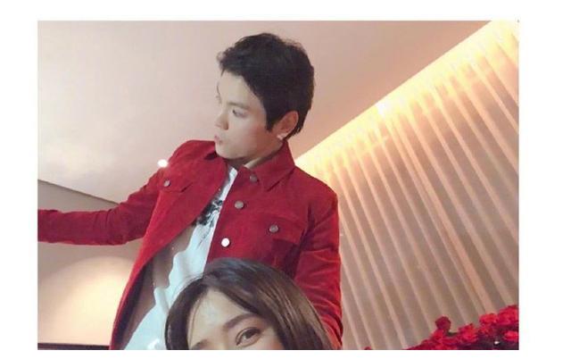 向佐与郭碧婷恋爱一周年甜蜜庆祝，网友问：这有多少朵花？