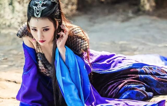 《武动乾坤》柳岩大露纤腰巨乳,颜值吊打两位女主,成最大赢家!