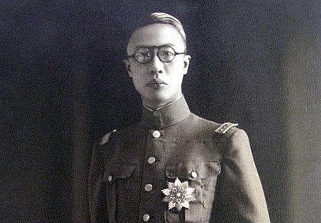 末代皇帝沦为普通人，皇后承受不住疯了，离婚的妃子文绣怎样？