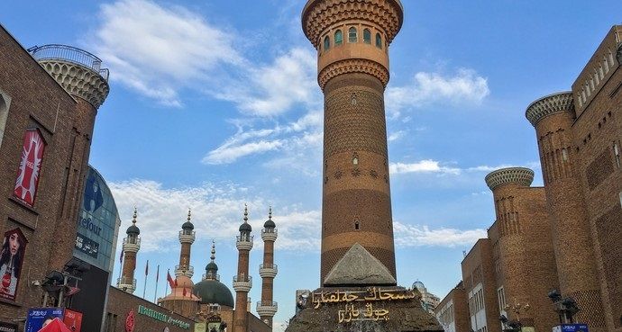 在新疆乌鲁木齐大巴扎,民族服饰的价格大概是多少