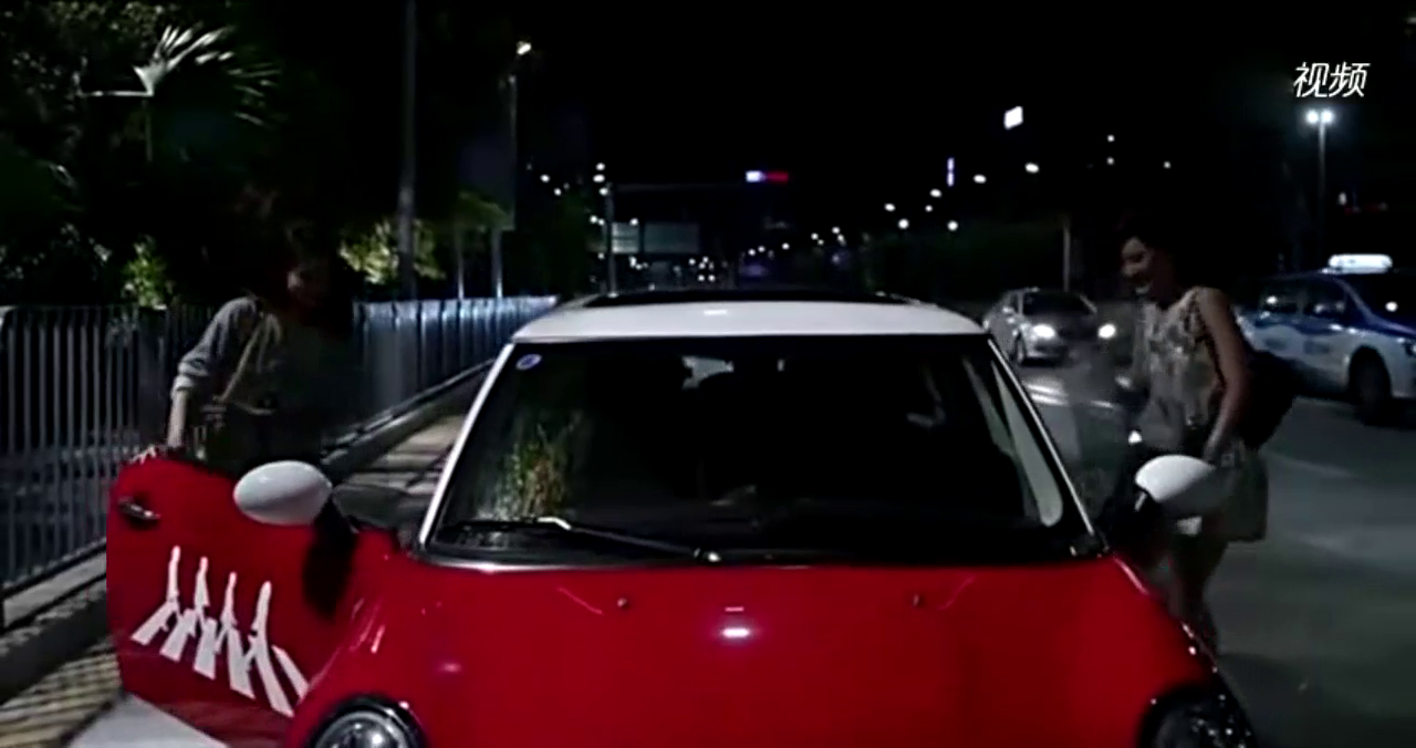 车子爆胎美女无敌一招就让跑车帅哥主动停车