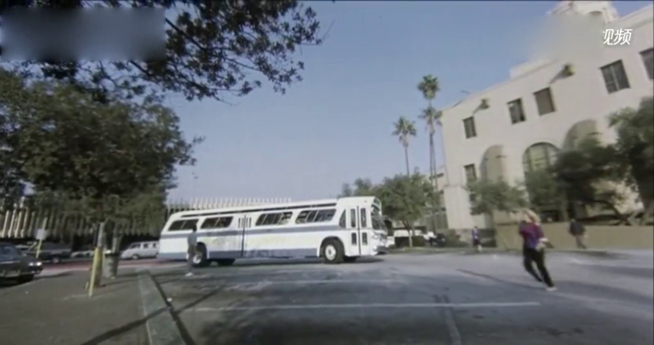 开敞篷跑车的还要去抢东西，美国社会我们不懂