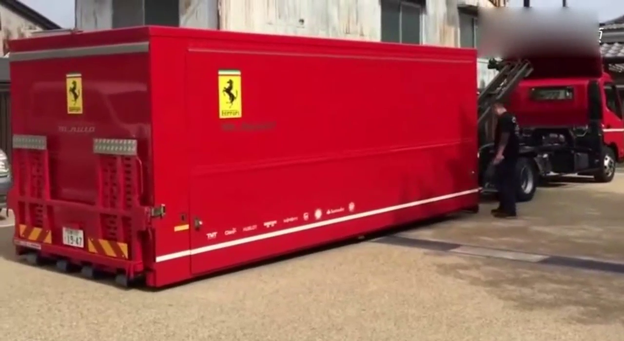 打开车箱才知道什么叫做法拉利跑车！太酷了！