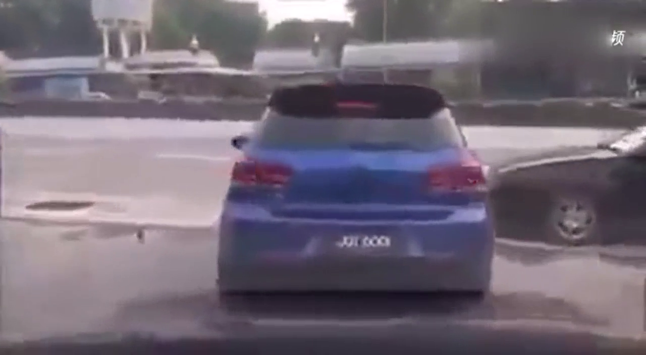 真是不要命 改装车公路上演生死时速