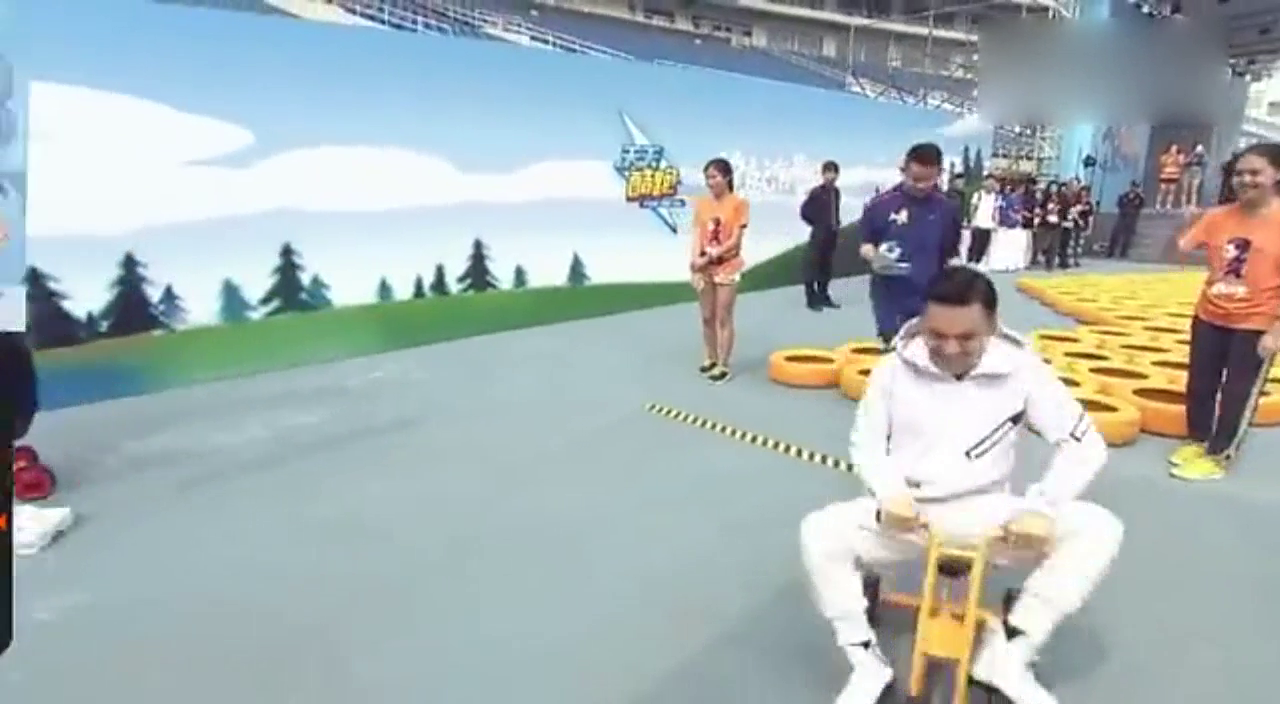 来看看我们威廉学长陈伟霆的新跑车！